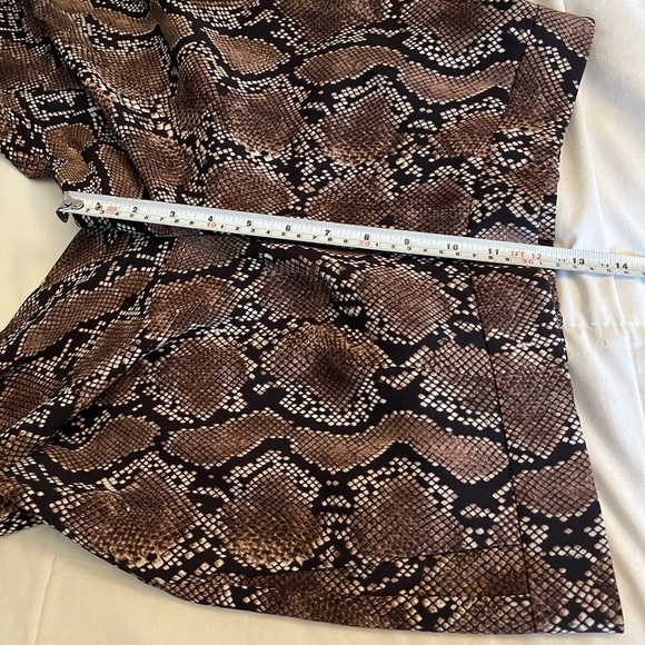 Babaton Atelier Aritzia
Conan Snake
Print Cropped Pull On Pants
Size 10, office - Picture 11 of 12